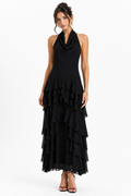 Vestido negro de una pieza en capas