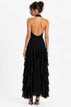 Vestido negro de una pieza en capas