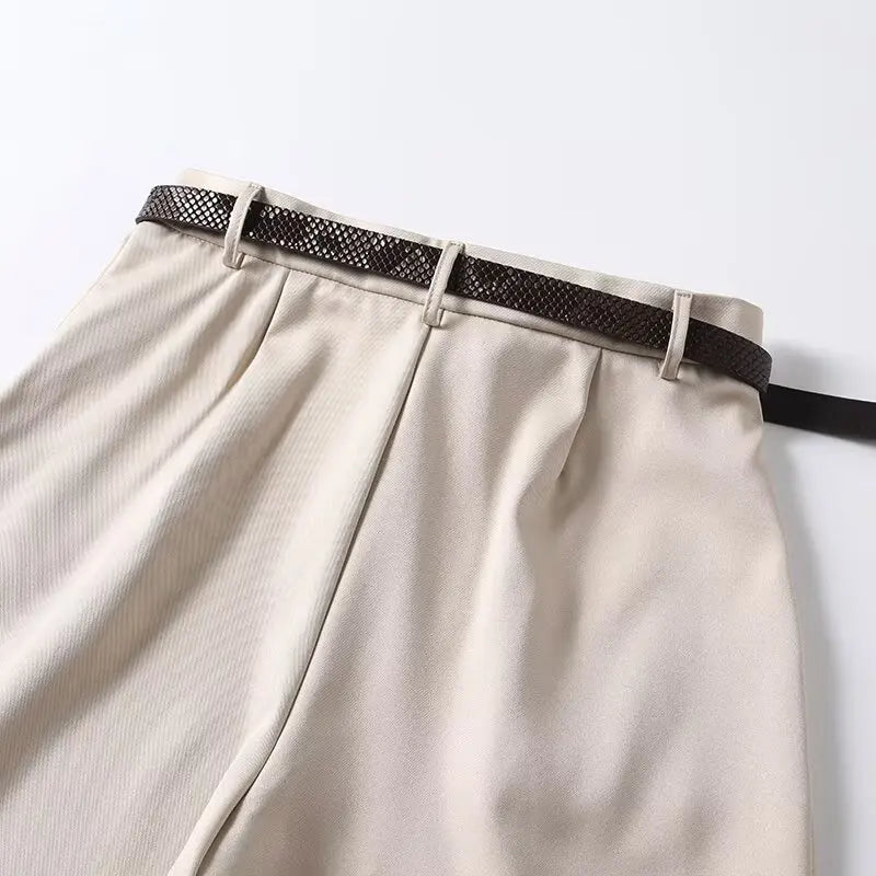Shorts de tiro alto con pliegues y cinturón