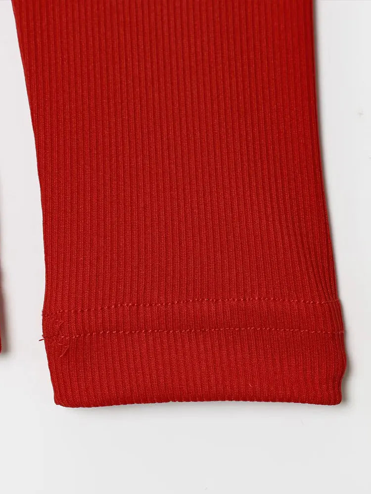 Top corto asimétrico fuera del hombro