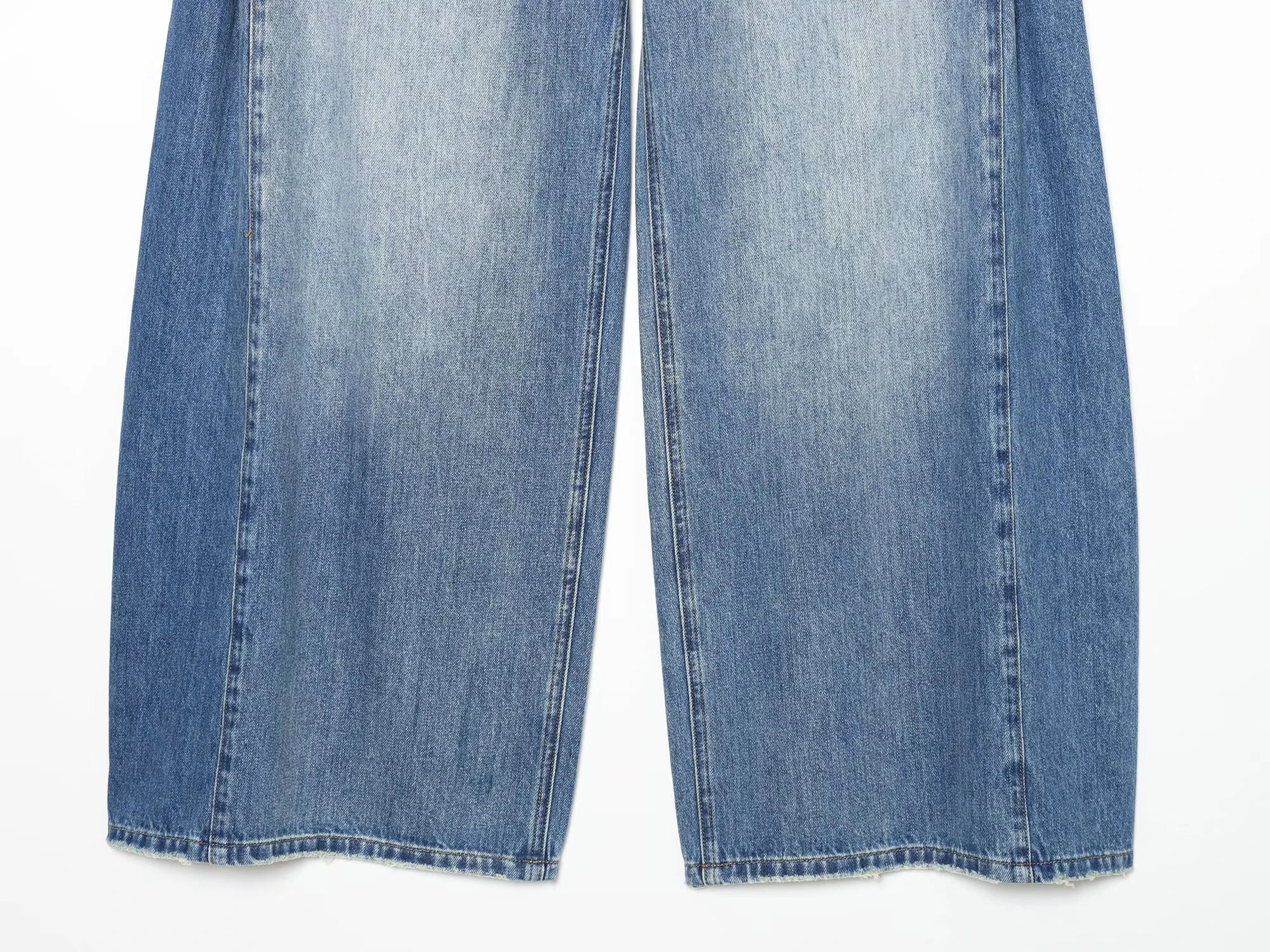 Jeans con pliegues laterales