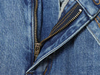 Jeans con pliegues laterales
