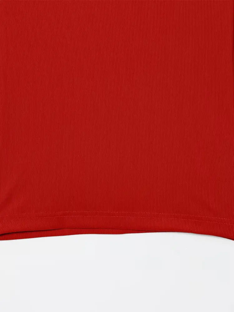 Top corto asimétrico fuera del hombro