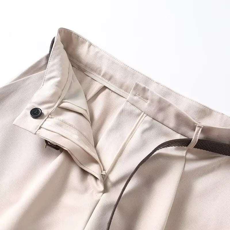 Shorts de tiro alto con pliegues y cinturón
