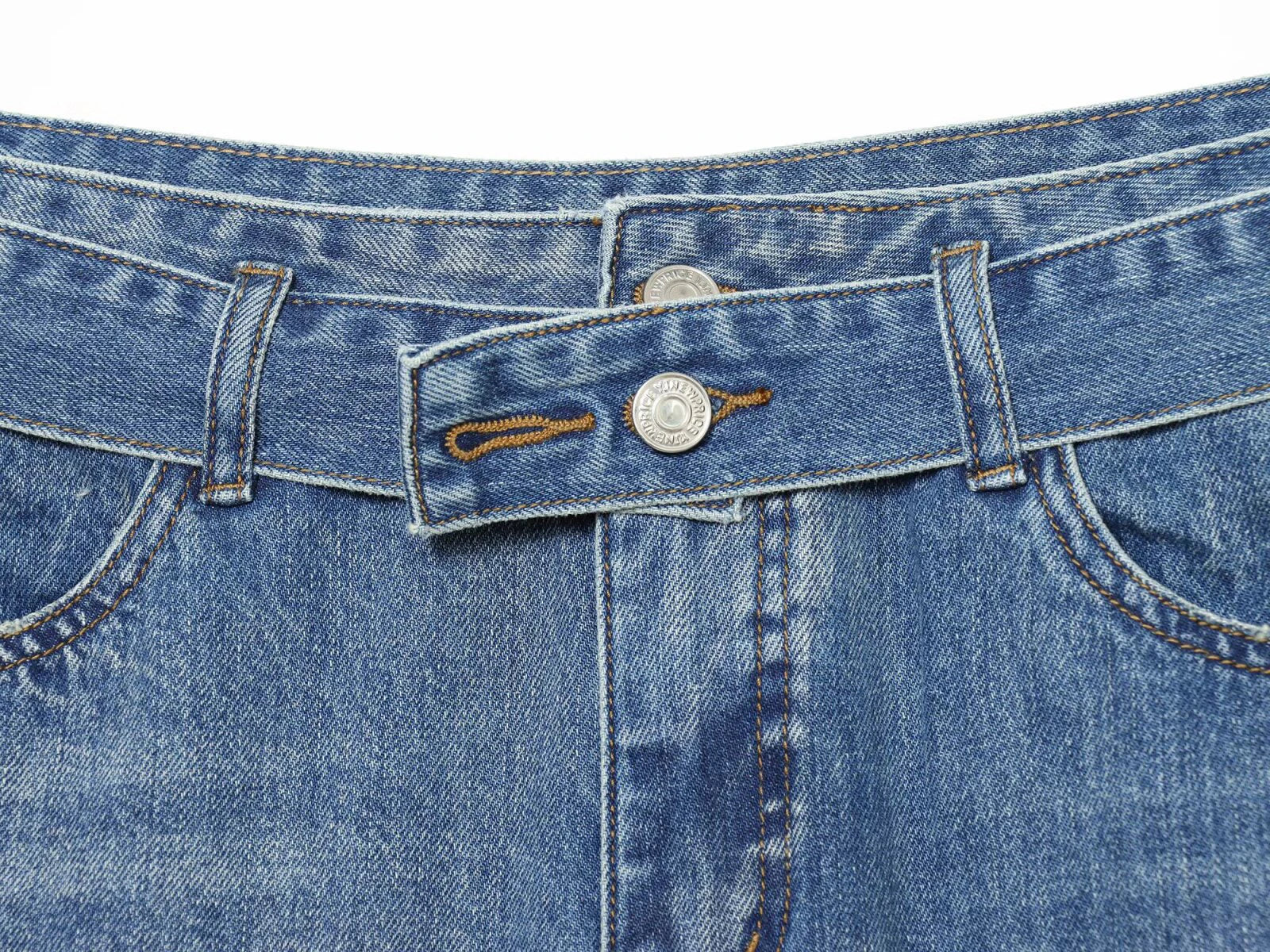Jeans con pliegues laterales